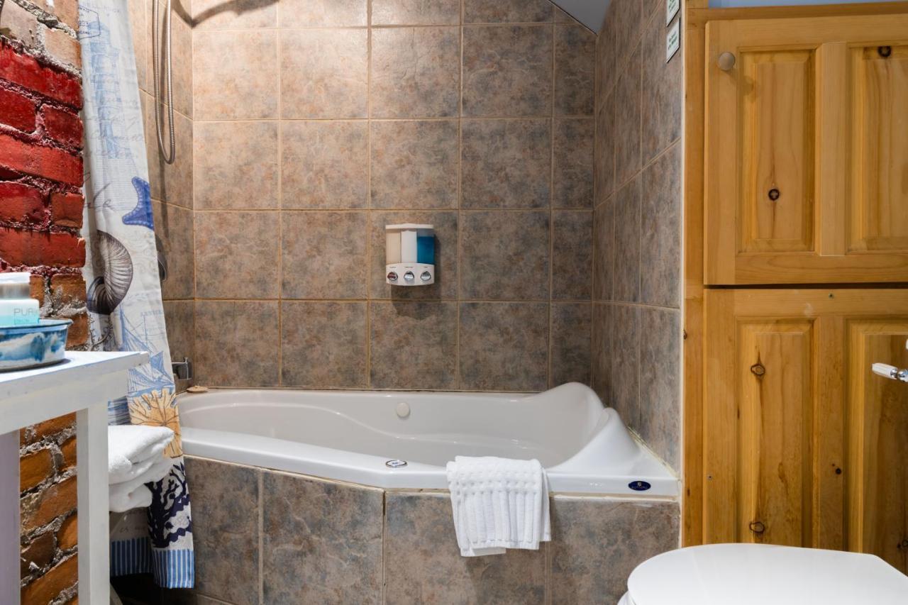 A Hidden Gem Bed And Breakfast Windsor Esterno foto