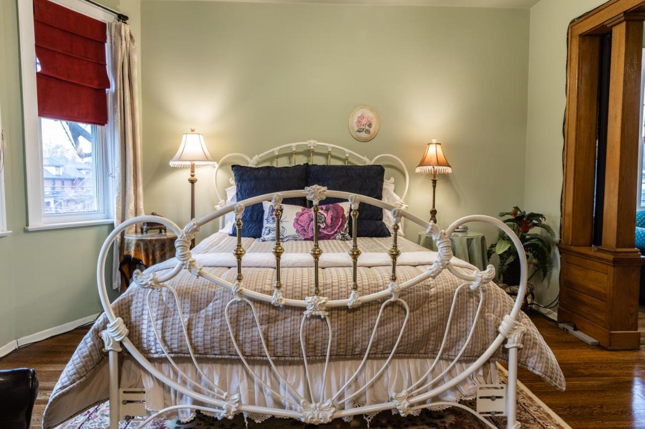 A Hidden Gem Bed And Breakfast Windsor Esterno foto