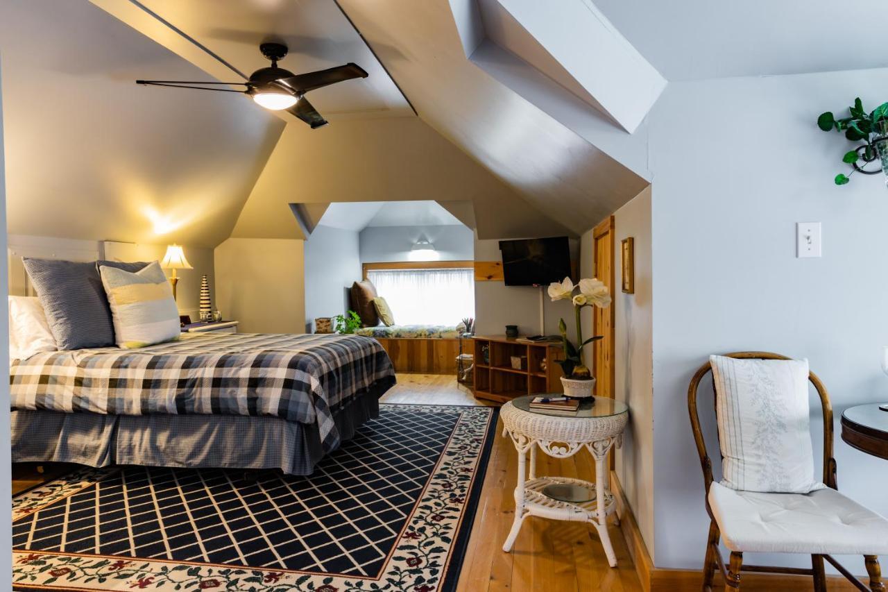 A Hidden Gem Bed And Breakfast Windsor Esterno foto